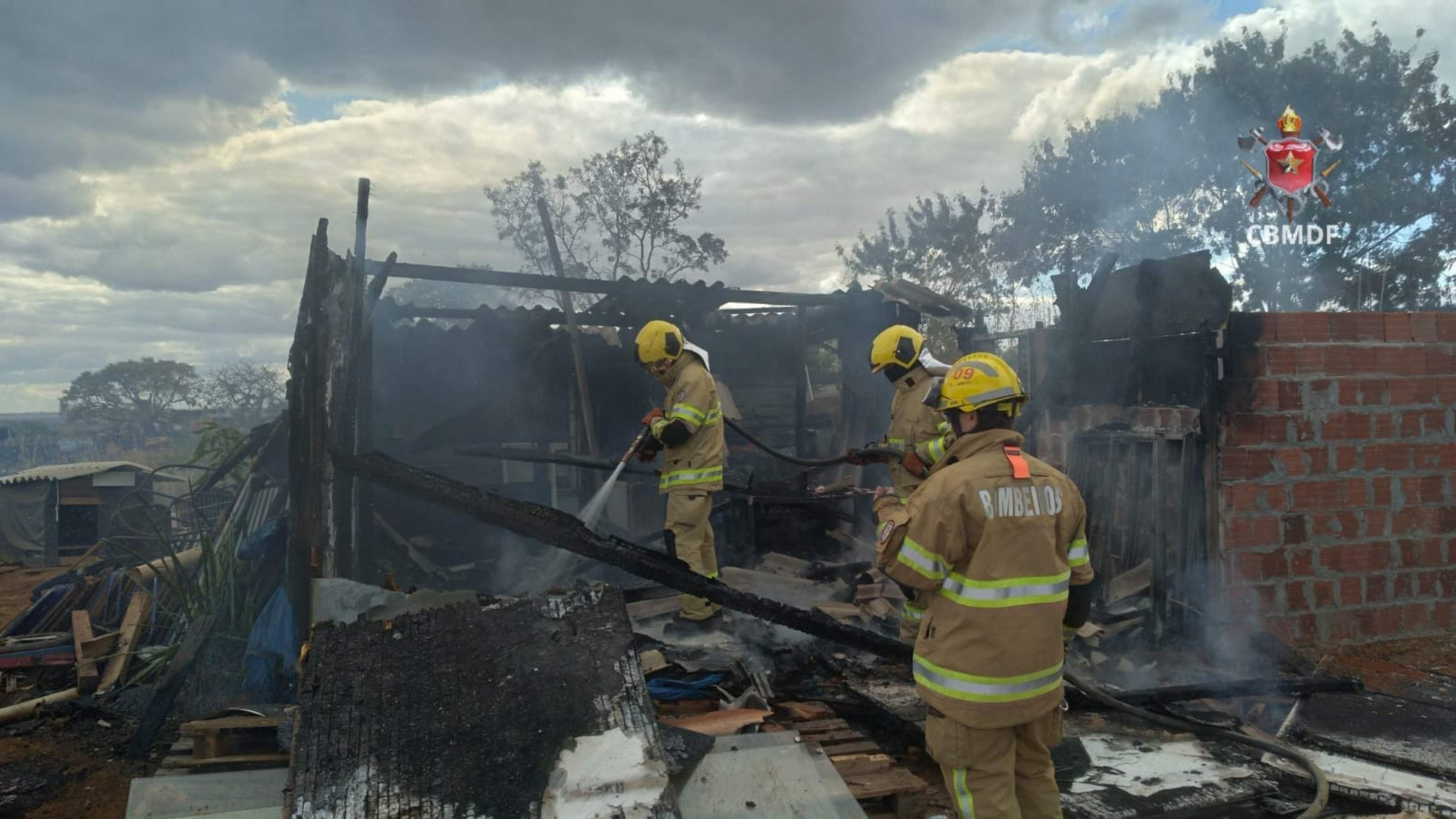 Barraco pega fogo em assentamento às margens da BR-060