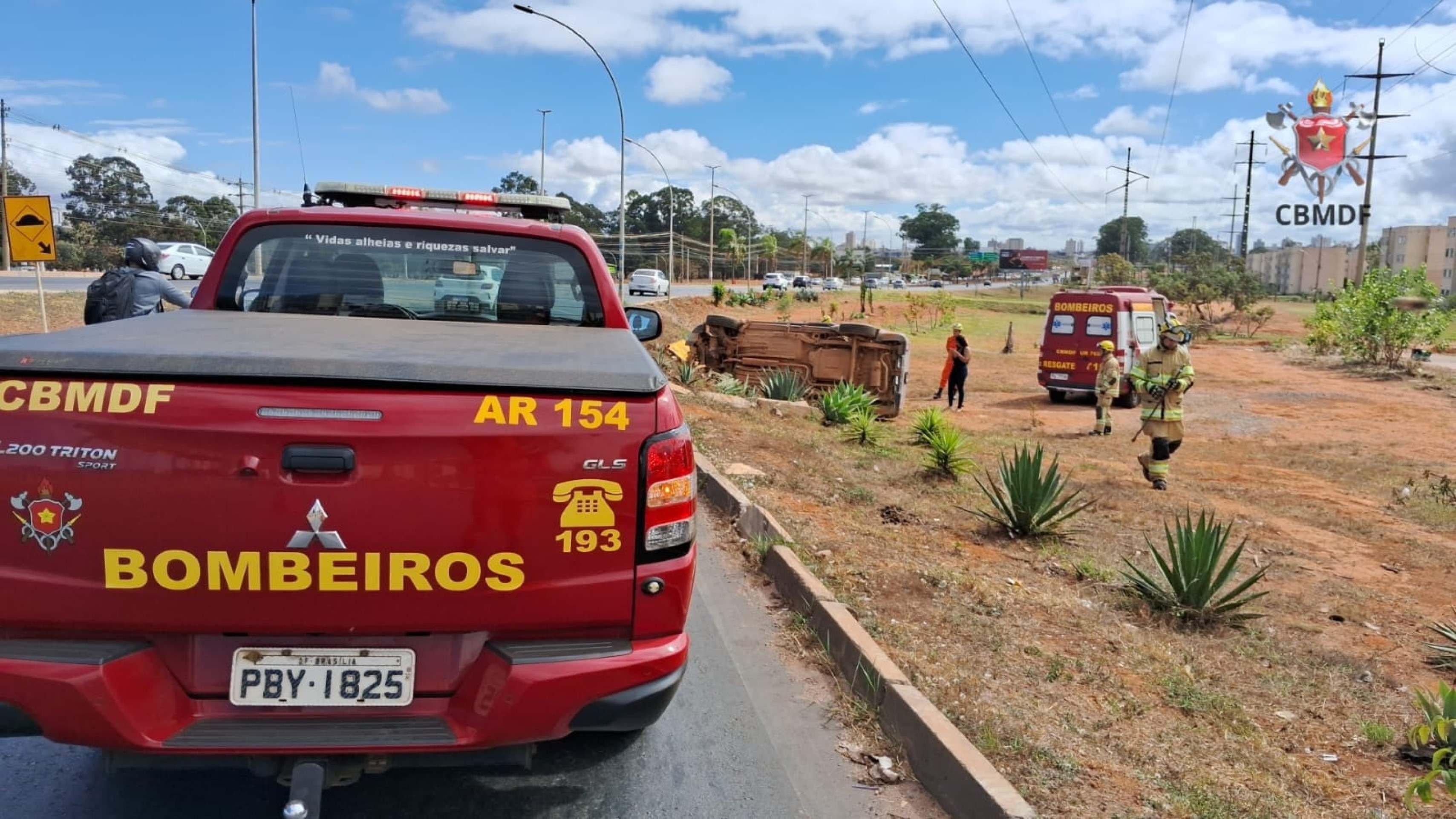 Motorista tomba carro no Recanto das Emas e é levado ao hospital 