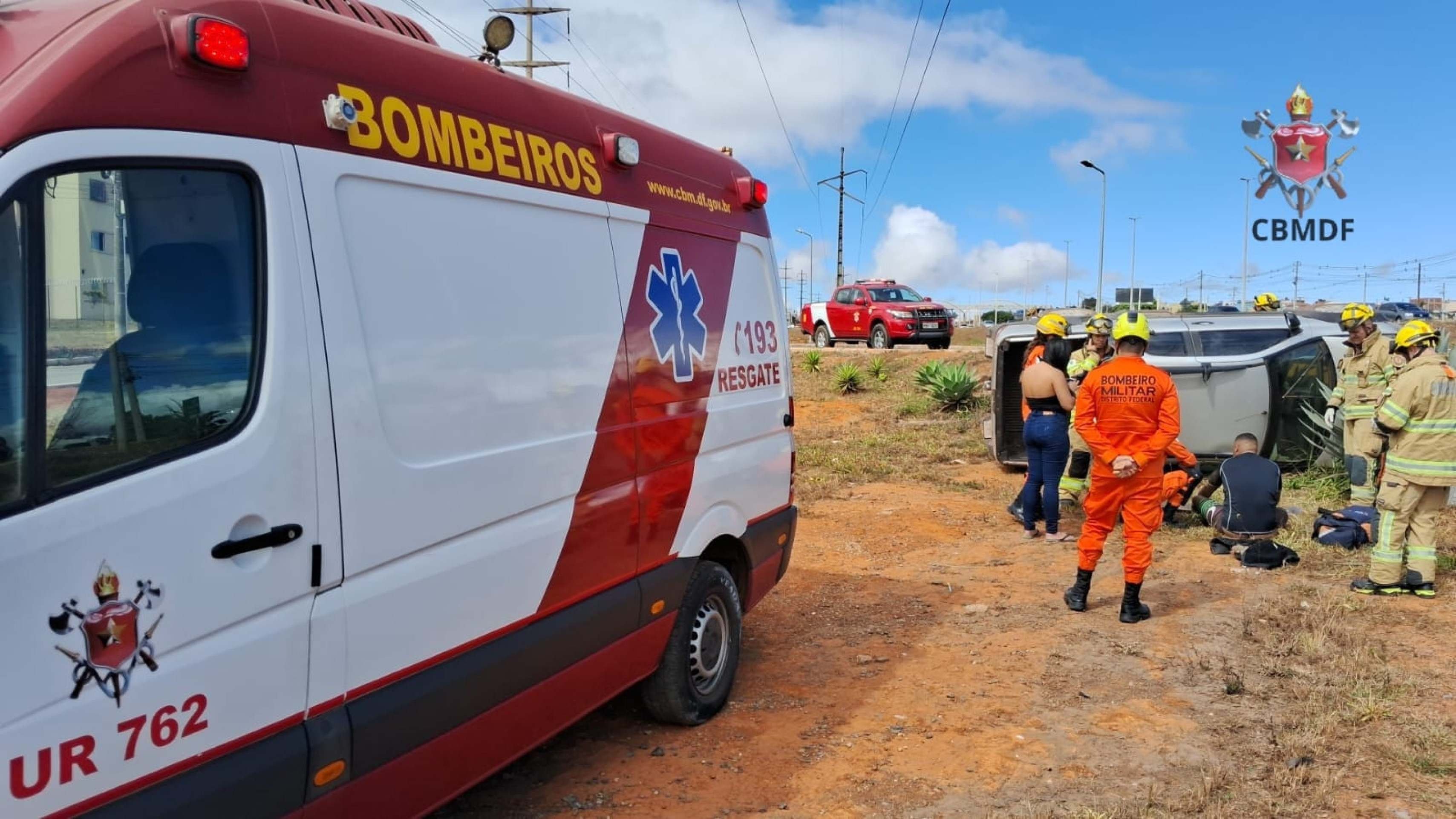 Motorista tomba carro no Recanto das Emas e é levado ao hospital 