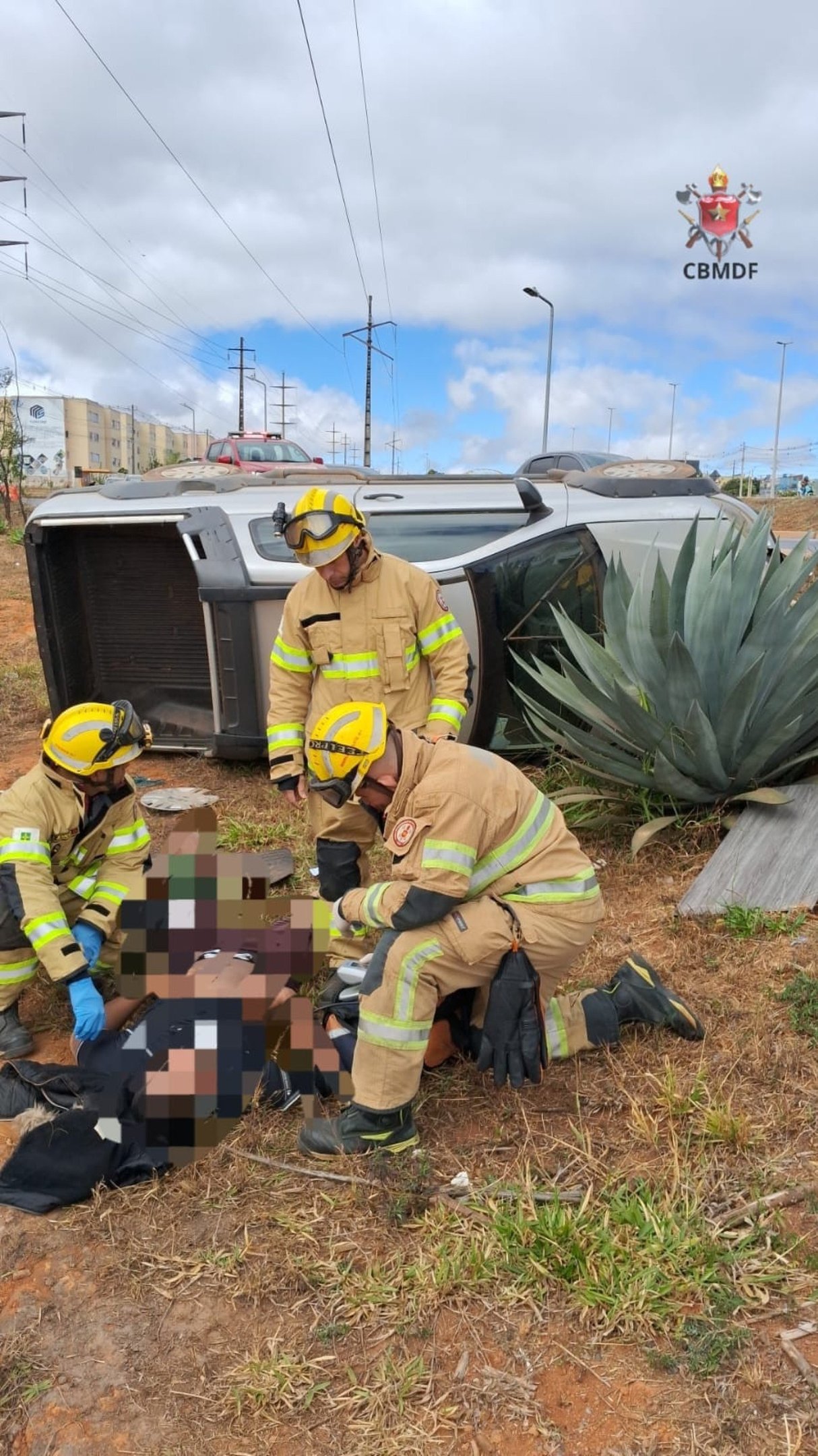 Motorista tomba carro no Recanto das Emas e é levado ao hospital 