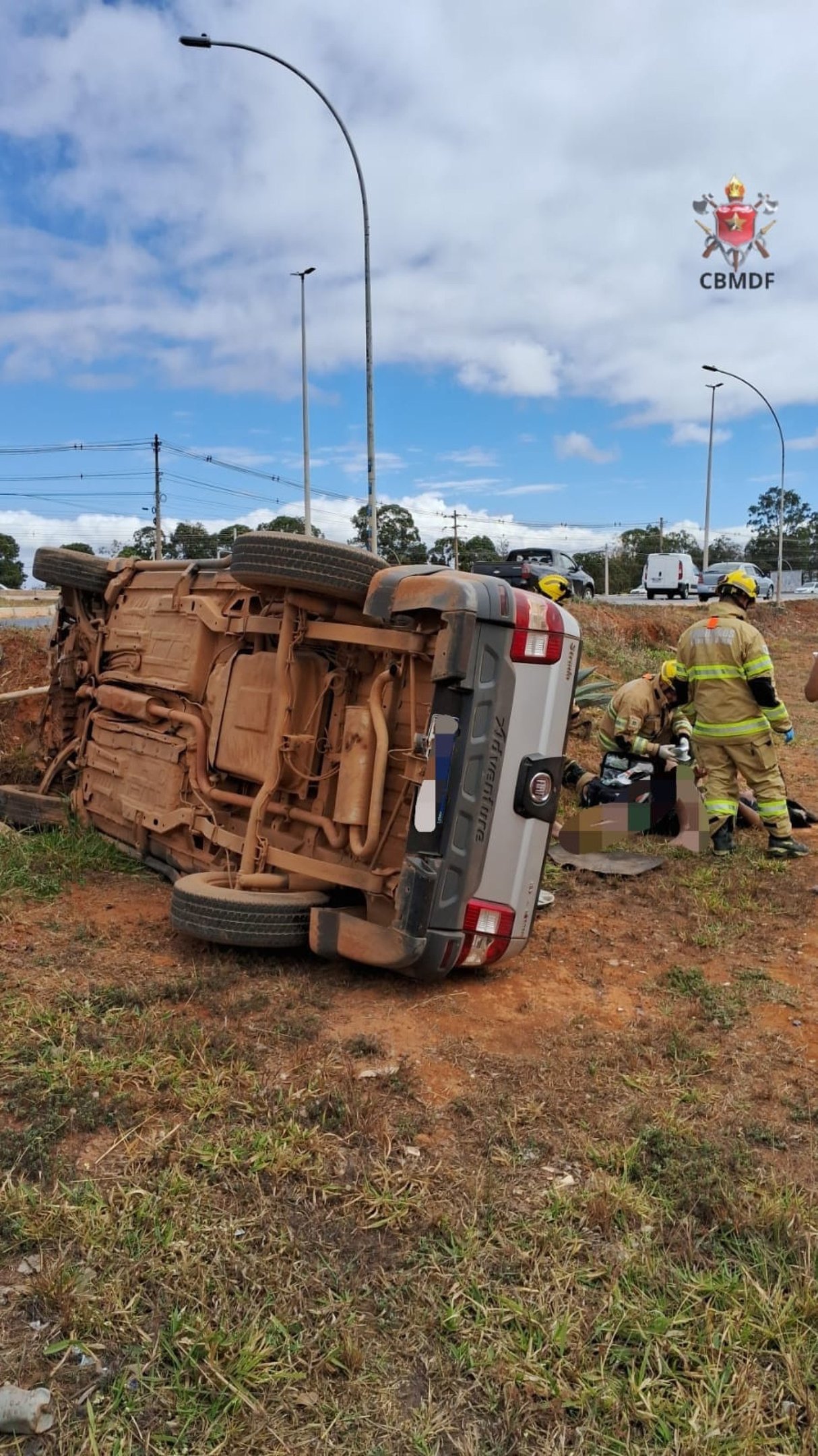 Motorista tomba carro no Recanto das Emas e é levado ao hospital 