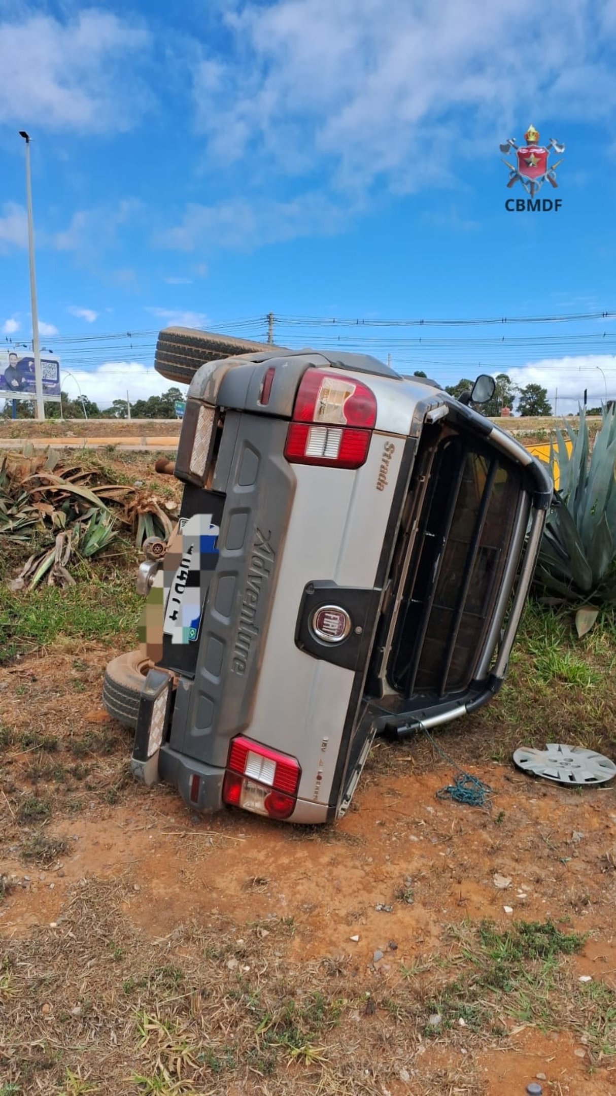 Motorista tomba carro no Recanto das Emas e é levado ao hospital 