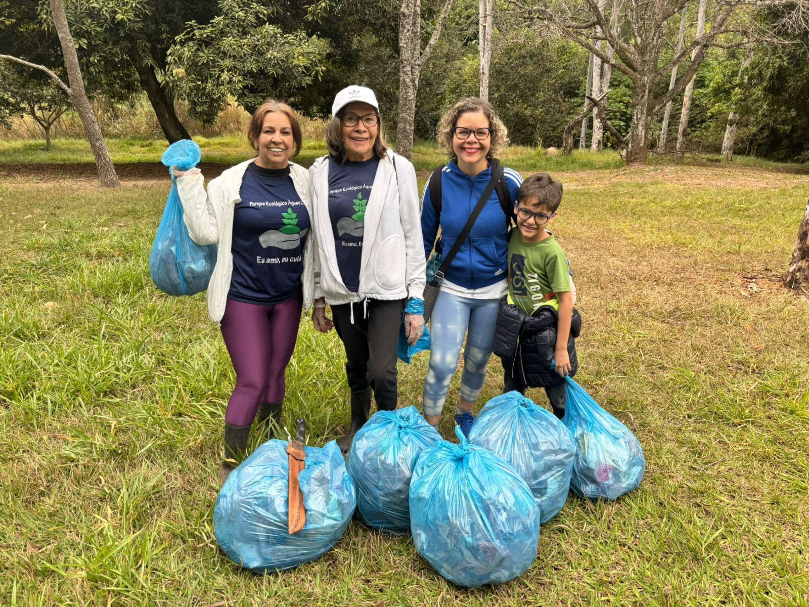 Grupo de volutários do Parque de Águas Claras
