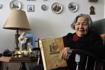 Dona Corina, mesmo aos 105 anos, adora ler e escrever -  (crédito:  Marcelo Ferreira/CB/D.A Press)