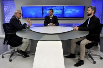 O doutor em segurança de trânsito, David Duarte E), no CB.Poder. Na bancada, os jornalistas Carlos Alexandre de Souza (C) e Ronayre Nunes -  (crédito:  Marcelo Ferreira/CB/D.A Press)