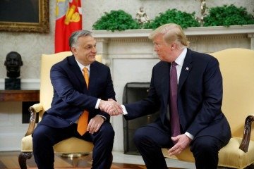 Milhares de pessoas compareceram à parada do orgulho LGBTQ de Budapeste desafiando a proibição -  (crédito: Attila Kisbenedek via Getty)