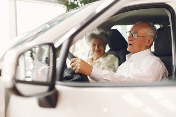 Veremos cada vez mais idosos trabalhando, dirigindo, comprando, viajando e vivendo. E na regra: eles merecem respeito - (crédito: Freepik) Veremos cada vez mais idosos trabalhando, dirigindo, comprando, viajando e vivendo. E na regra: eles merecem respeito - (crédito: Freepik)