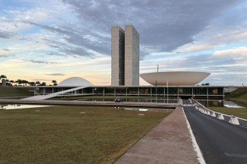 Congresso arma bomba fiscal de R$ 1 trilhão com PEC de novo calote de precatórios - 
