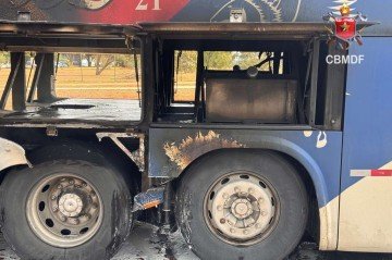 Incêndio em ônibus de turismo no setor policial -  (crédito: CBMDF/Divulgação)