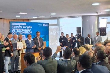 Após cerimônia no Planalto, Rui Costa, falou a jornalistas que Executivo não voltará atrás no decreto do IOF -  (crédito: Francisco Artur de Lima/CB)