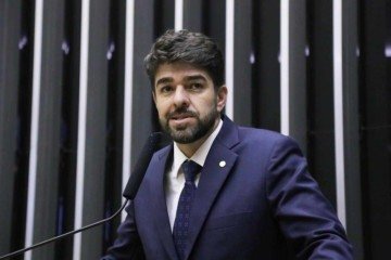 Em entrevista ao Correio, parlamentar defende que a proposta busca modernizar os processos sem abrir mão das garantias ambientais: 'Não vejo que há contradição' -  (crédito: Kayo Magalhães/Câmara dos Deputados)