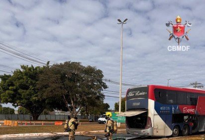Incêndio em ônibus de turismo no setor policial