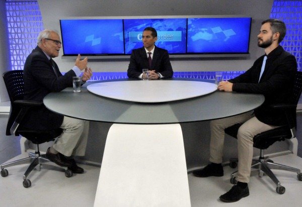 O doutor em segurança de trânsito, David Duarte E), no CB.Poder. Na bancada, os jornalistas Carlos Alexandre de Souza (C) e Ronayre Nunes