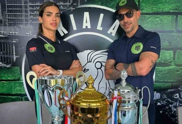 Instagram @oficialkellykey