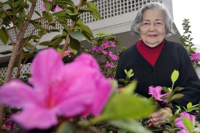  Corina passeia, quase todos os dias, no corredor de flores que existe na quadra que reside