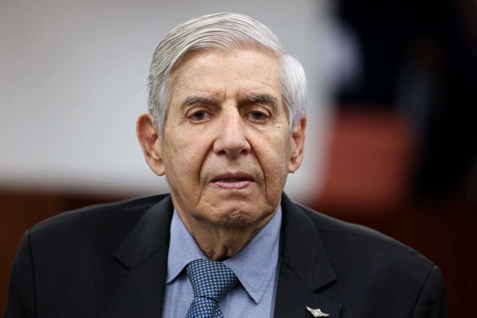 Heleno e Paulo Sérgio Nogueira são presos no Comando Militar do Planalto