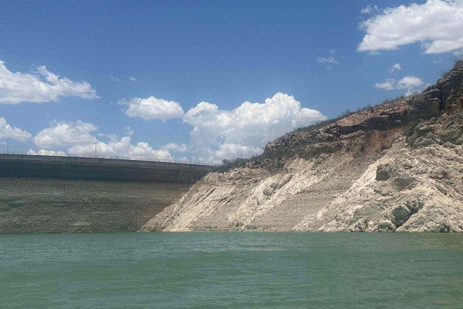 Rafael Betance diz que os níveis de água no reservatório estão caindo há oito anos - (crédito: BBC) Rafael Betance diz que os níveis de água no reservatório estão caindo há oito anos - (crédito: BBC)