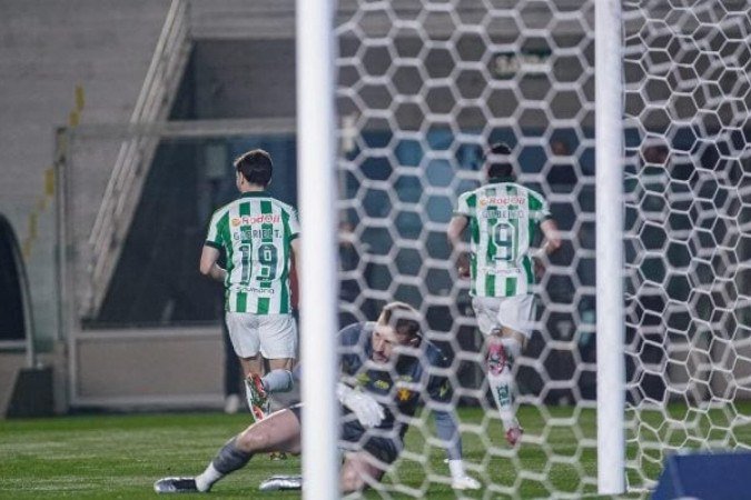 Gilberto fez os dois gols da vitória do Juventude sobre o Sport -  (crédito: Foto: Fernando Alves/ECJ)