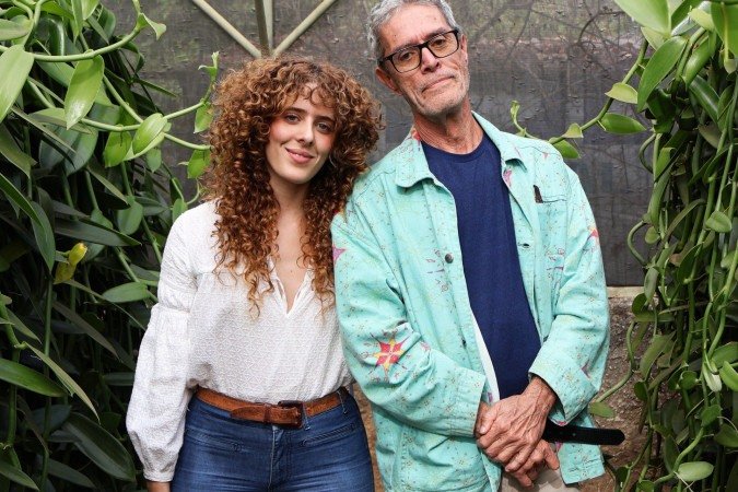 Alice e Rubens — filha e pai — são produtores de baunilha
      