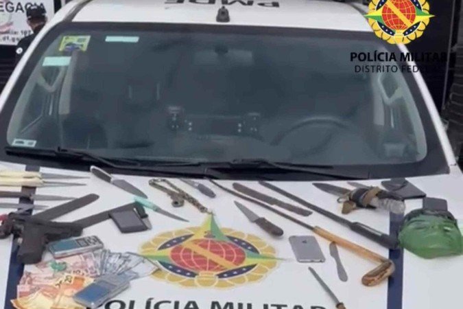 PMDF apreende armas brancas, drogas e prende sete pessoas em operação no Gama -  (crédito: PMDF/Divulgação)
