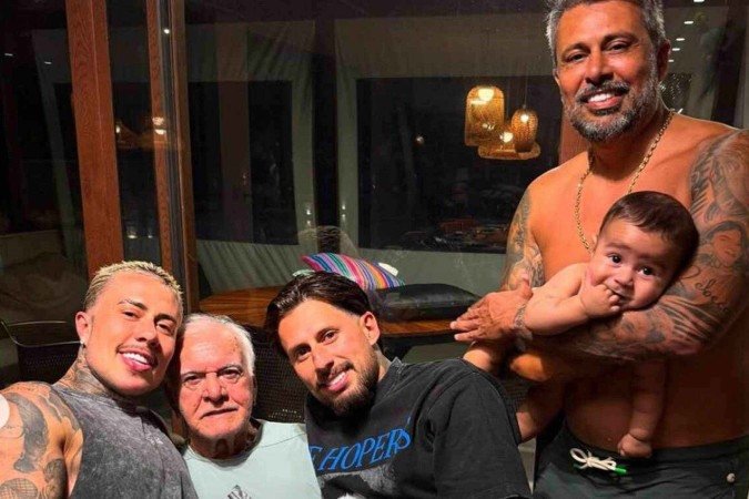 Após término, MC Daniel compartilha momento com o filho e família