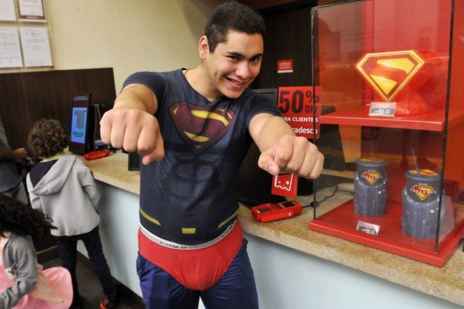  14/07/2025. Crédito: Minervino Júnior/CB/D.A Press. Brasil.  Brasilia - DF. Estréia do filme do Superman com a promoção do ingresso para quem fosse de cueca vermelha. Ivan de Souza