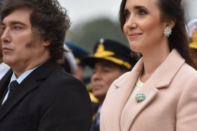 Victoria Villarruel (D) chamou o presidente Javier Milei (E) de Victoria Villarruel (D) chamou o presidente Javier Milei (E) de