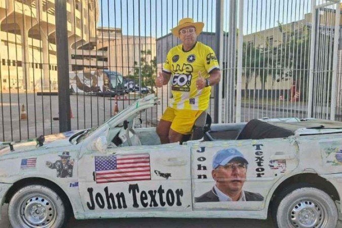 Zorro aguarda Textor para presenteá-lo  -  (crédito: Foto: Leonardo Pereira/Jogada10)