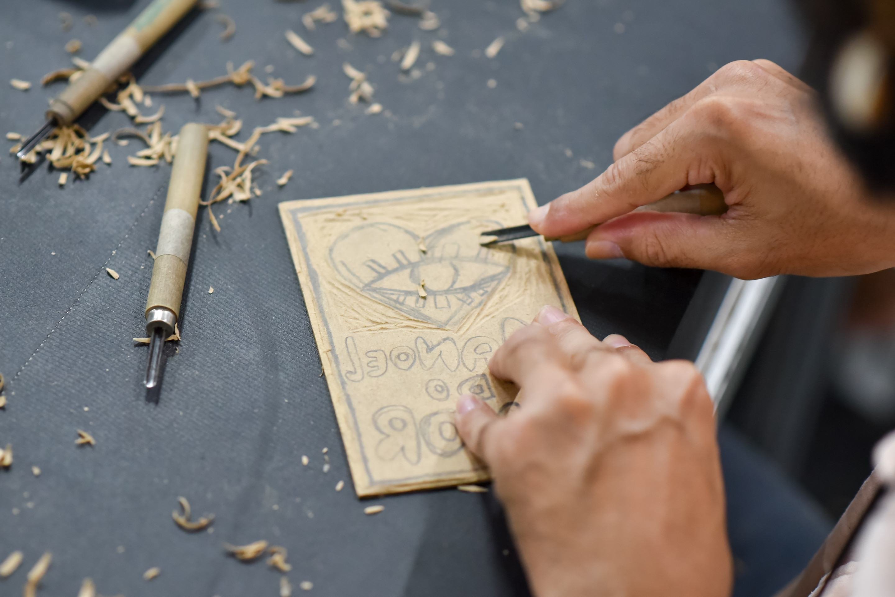 A arte de cordel em xilogravura é um dos encantos da feira