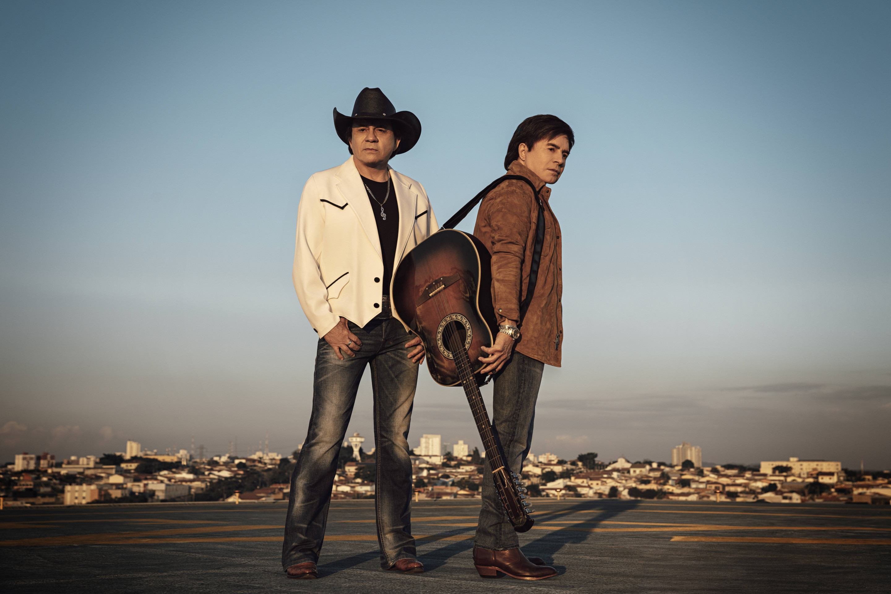 Chitãozinho & Xororó lançam Nada Sou, parceria com a banda japonesa BEGIN