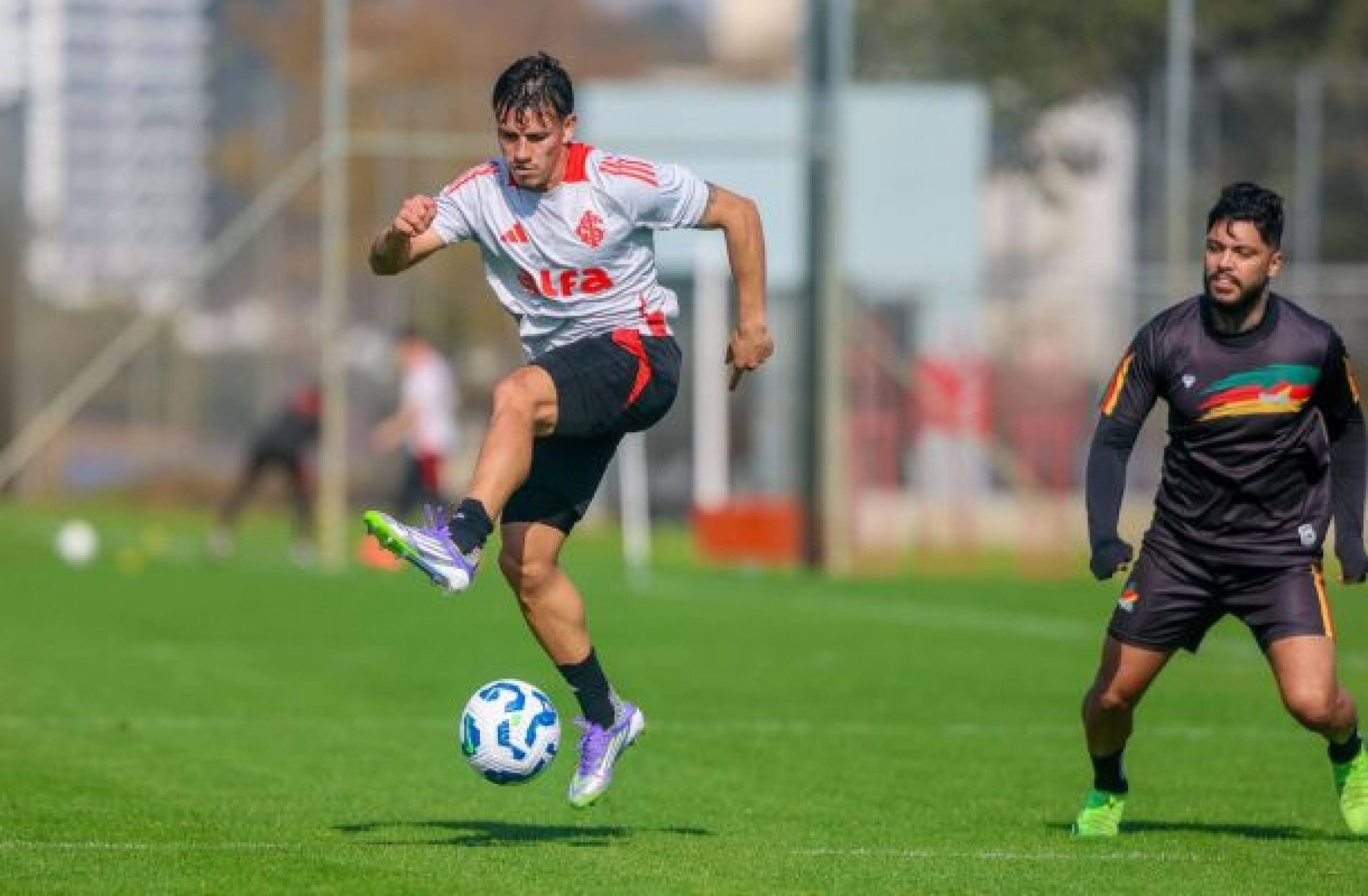 Bernabei participa de jogo-treino do Inter e anima para eventual retorno