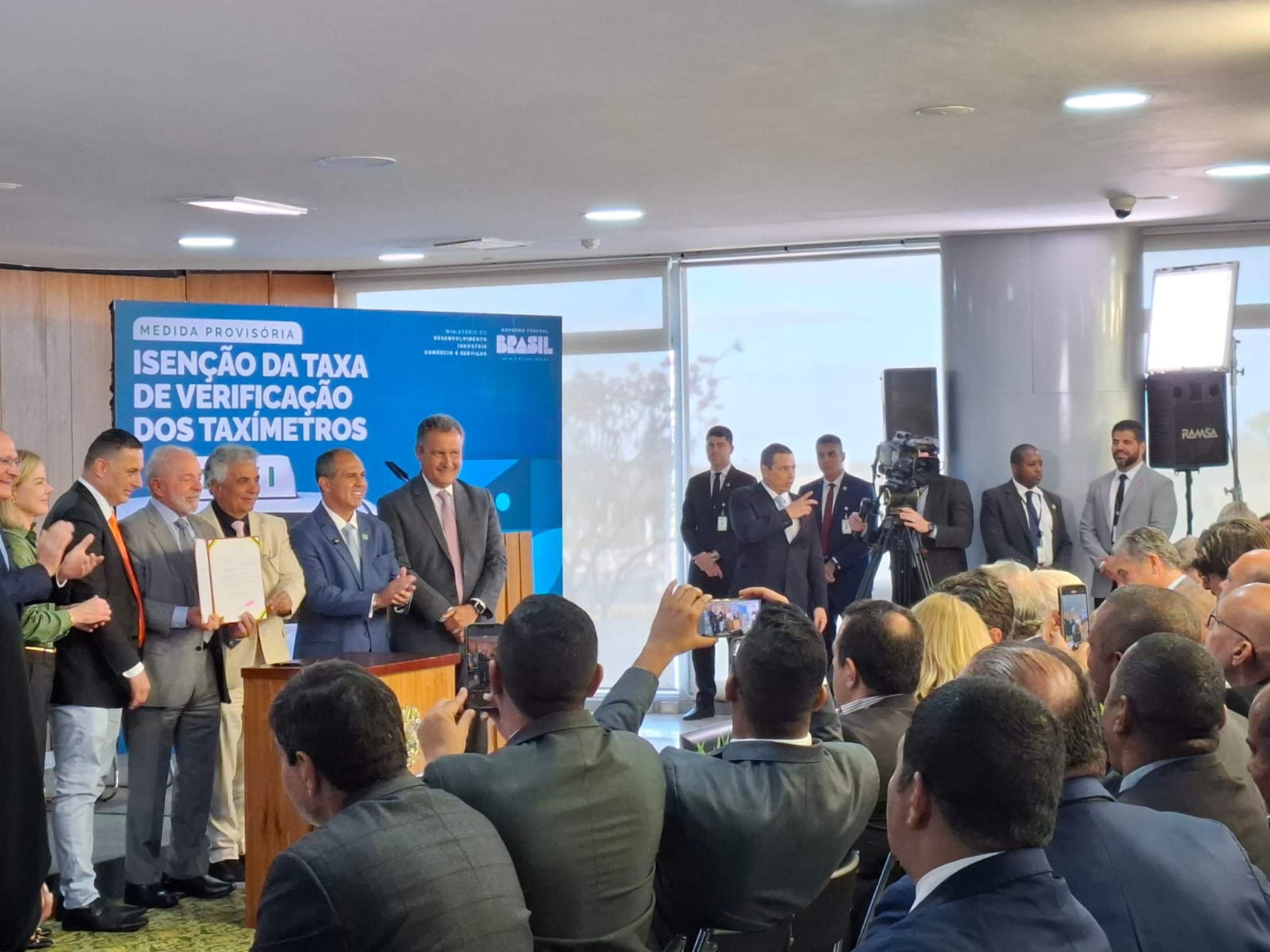 Crise do IOF continua distante de conciliação Crise do IOF continua distante de conciliação