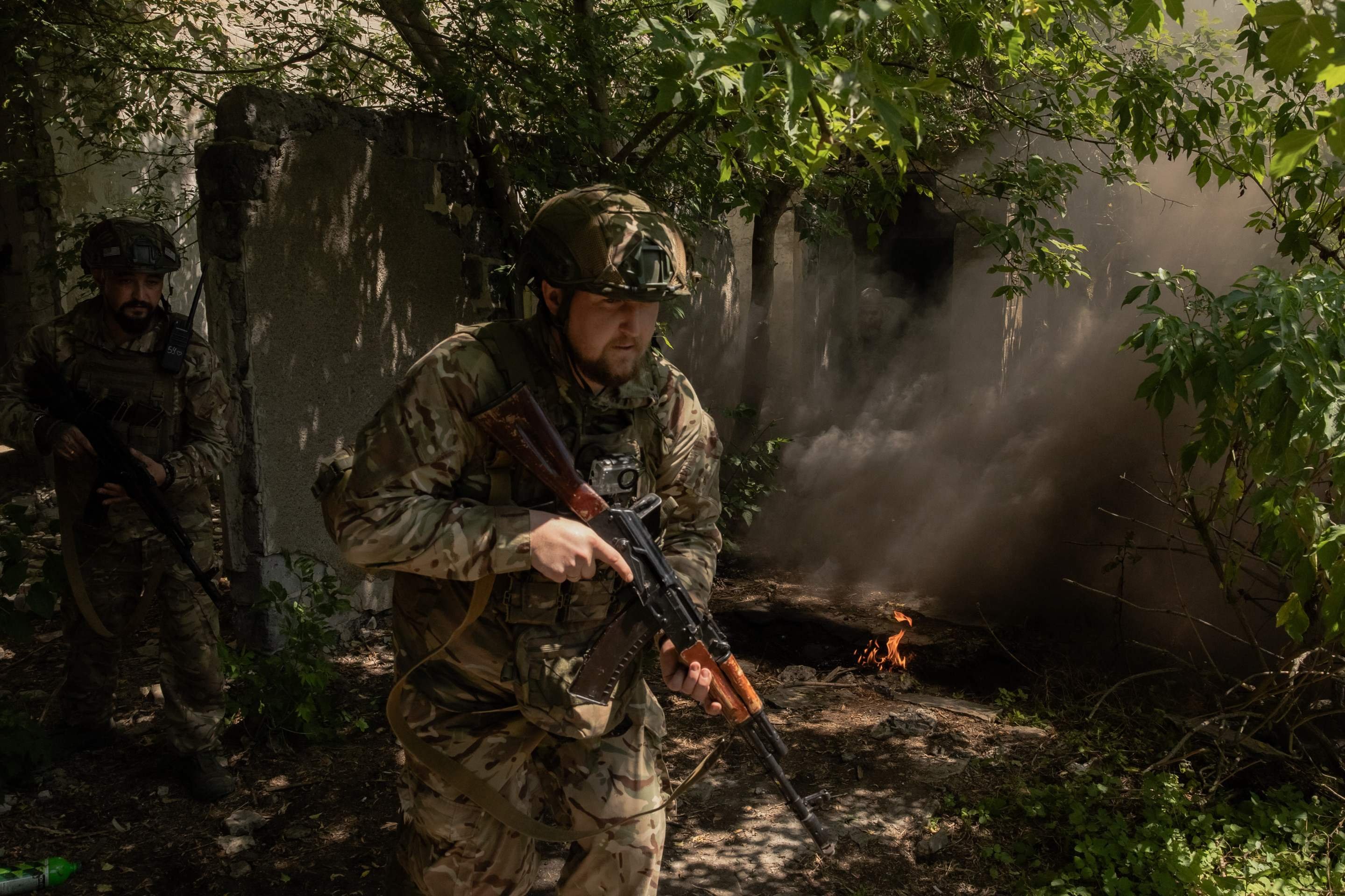 Militares ucranianos da Brigada Spartan realizem exercícios de combate e resiliência mental, em Dnipropetrovsk