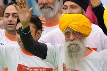 Singh, com sua longa barba branca, causou comoção quando, aos 89 anos, decidiu se exercitar correndo maratonas, inspirado por transmissões de televisão -  (crédito:  AFP)