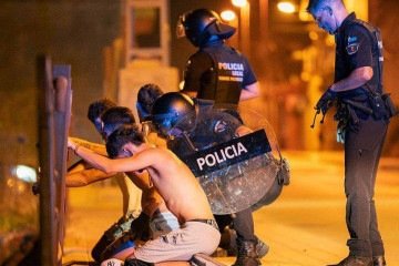 O líder do Vox, Santiago Abascal, em uma coletiva de imprensa com a imagem do idoso agredido ao fundo. -  (crédito: Alejandro Martinez Velez/Europa Press via Getty Images)