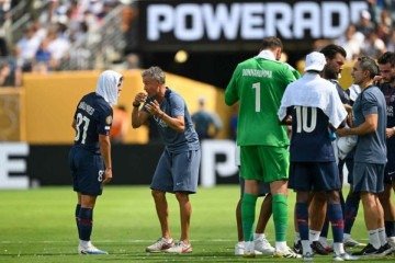 Jogadores do PSG durante pausa para hidratação no Mundial de Clubes -  (crédito: Foto: David Ramos/Getty Images)