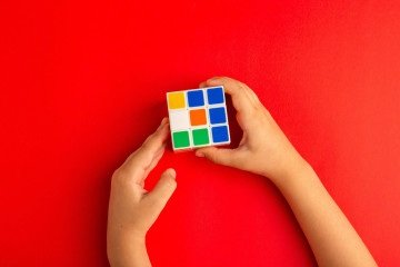 O Top 10 também inclui o cubo mágico, inventado em 1974 pelo húngaro Erno Rubik -  (crédito: Reprodução/Freepik)