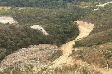 Via construída para retirar o lixo é de aproximadamente 5km -  (crédito: Semad/Divulgação)