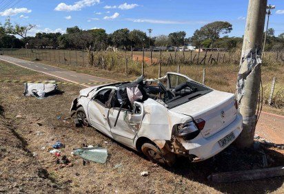 Capotamento deixa pessoa presa no interior do veículo
