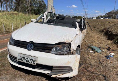 Capotamento deixa pessoa presa no interior do veículo