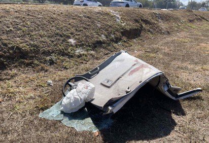 Capotamento deixa pessoa presa no interior do veículo