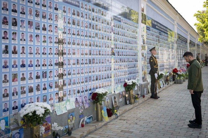 Nesta fotografia, tirada e divulgada pelo Serviço de Imprensa Presidencial da Ucrânia em 15 de julho de 2025, o presidente da Ucrânia, Volodymyr Zelensky, presta suas homenagens após depositar flores no Muro da Memória dos Defensores Ucranianos Mortos, durante uma cerimônia que marca o Dia da Independência da Ucrânia em Kiev       -  (crédito: Handout/UKRAINIAN PRESIDENTIAL PRESS SERVICE/AFP)