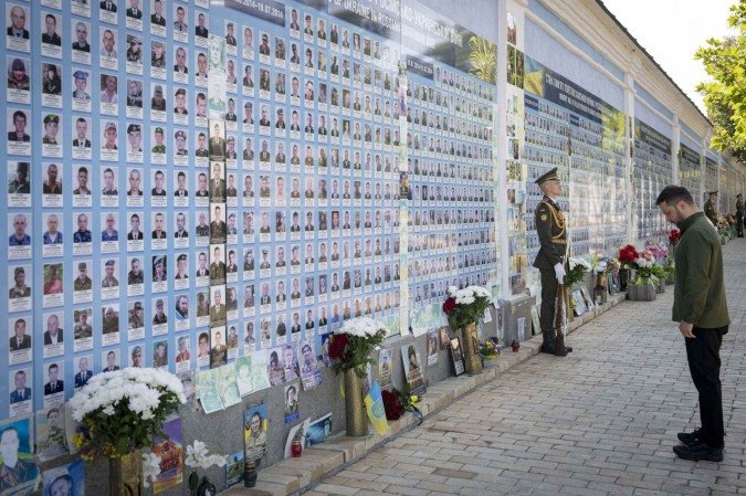 Volodymyr Zelensky, presidente ucraniano, rende homenagem a soldados mortos na guerra, durante o Dia da Pátria, em Kiev - (crédito: Serviço de Imprensa Presidencial da Ucrânia/AFP) Volodymyr Zelensky, presidente ucraniano, rende homenagem a soldados mortos na guerra, durante o Dia da Pátria, em Kiev - (crédito: Serviço de Imprensa Presidencial da Ucrânia/AFP)