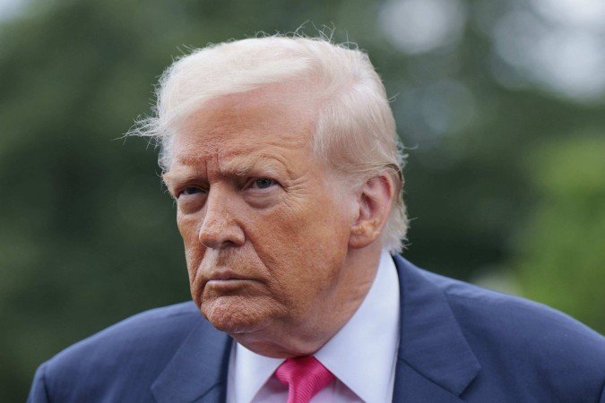 WASHINGTON, DC - JULY 15: U.S. President Donald Trump speaks to the media as he departs the White House on July 15, 2025 in Washington, DC. Trump is traveling to Pittsburgh, Pennsylvania, to speak at an artificial intelligence and energy summit. Anna Moneymaker/Getty Images/AFP (Photo by Anna Moneymaker / GETTY IMAGES NORTH AMERICA / Getty Images via AFP)
- (crédito: Getty Images via AFP) WASHINGTON, DC - JULY 15: U.S. President Donald Trump speaks to the media as he departs the White House on July 15, 2025 in Washington, DC. Trump is traveling to Pittsburgh, Pennsylvania, to speak at an artificial intelligence and energy summit. Anna Moneymaker/Getty Images/AFP (Photo by Anna Moneymaker / GETTY IMAGES NORTH AMERICA / Getty Images via AFP)
- (crédito: Getty Images via AFP)