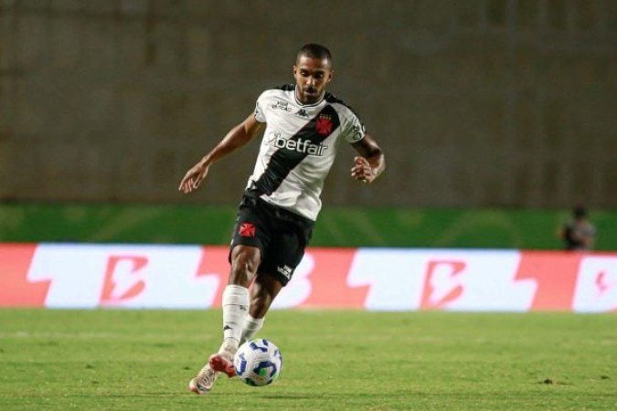 PAULO HENRIQUE - Trem desgovernado. Pegou a bola e tentou sair driblando. Óbvio que não conseguiu dar prosseguimento às jogadas. Precisa ser menos afoito - NOTA: 2,5 - Foto: Matheus Lima/Vasco  