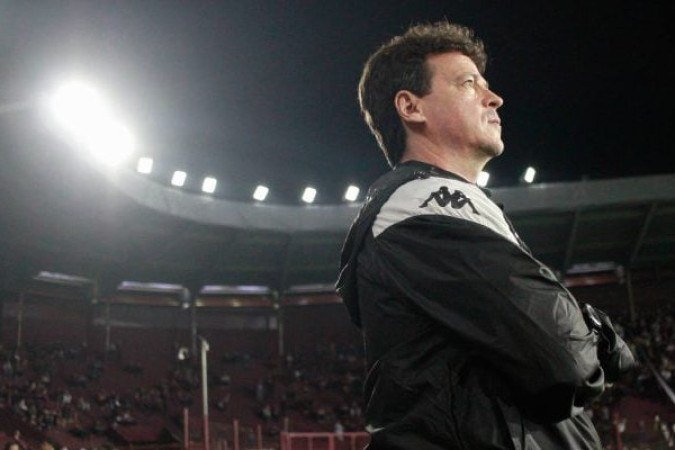 TÉCNICO: FERNANDO DINIZ - GB, nos 11 titulares, foi uma boa scada. Mas, com a expulsão de Piton, o tirou rápido. Mesmo precisando de movimentação e agilidade para sair do sufoco de ter um a menos, manteve um Vegetti inoperante durante muito tempo em campo. Na etapa final, chamou o Del Valle para o seu campo. Se não fosse Jardim, o Vaasco perderia de 7 - NOTA: 1,0 - Foto: Matheus Lima/Vasco   