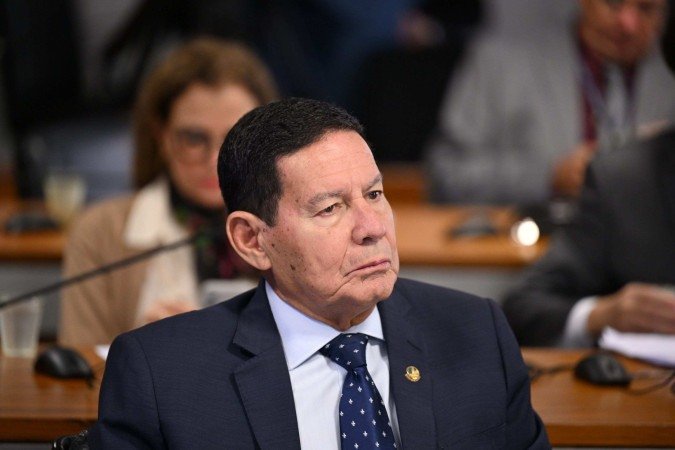 Na Comissão de Relações Exteriores, Mourão afirmou que a situação de Bolsonaro é 'caso interno' -  (crédito: Edilson Rodrigues/Agência Senado)