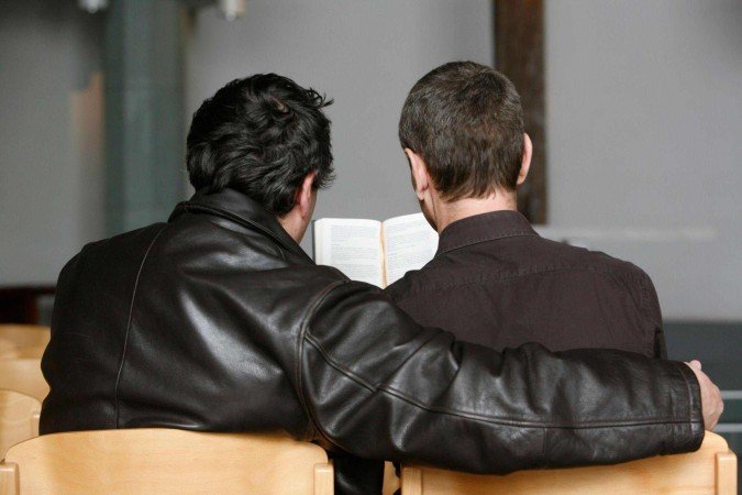 A bancária Pamella Barbosa (cabelos encaracolados) e sua noiva, em eventos da igreja - (crédito: Acervo pessoal) A bancária Pamella Barbosa (cabelos encaracolados) e sua noiva, em eventos da igreja - (crédito: Acervo pessoal)