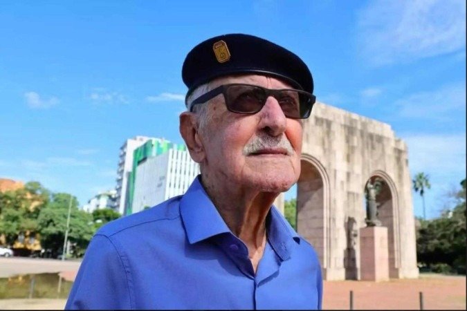 Elmo Diniz, ex-soldado da Segunda Guerra Mundial e um dos últimos veteranos da FEB - (crédito: Comando Militar do Sul / Divulgação) Elmo Diniz, ex-soldado da Segunda Guerra Mundial e um dos últimos veteranos da FEB - (crédito: Comando Militar do Sul / Divulgação)