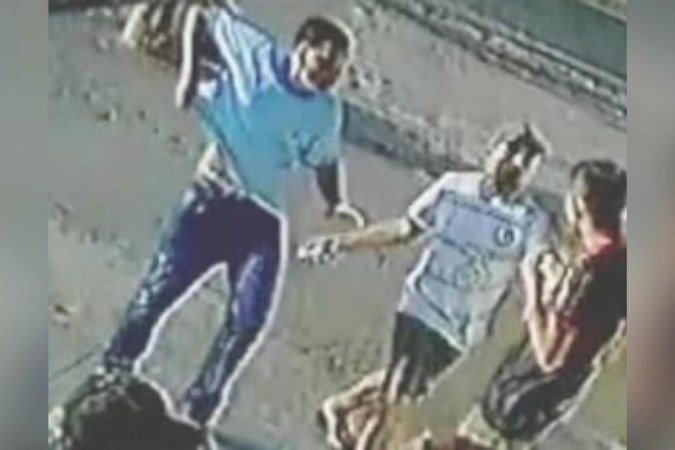 Imagens de câmeras de segurança mostram dois homens, ainda não identificados, que se aproximaram da vítima, Fábio dos Santos da Silva, de forma sorrateira - (crédito: Divulgação/PCDF) Imagens de câmeras de segurança mostram dois homens, ainda não identificados, que se aproximaram da vítima, Fábio dos Santos da Silva, de forma sorrateira - (crédito: Divulgação/PCDF)